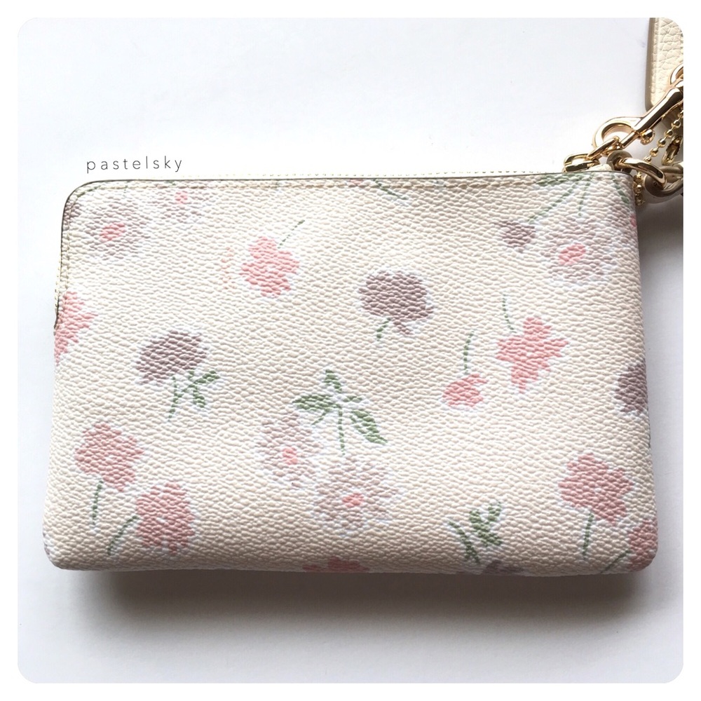 🆕 COACH springtime zippered wristlet - Picture 2 of 8